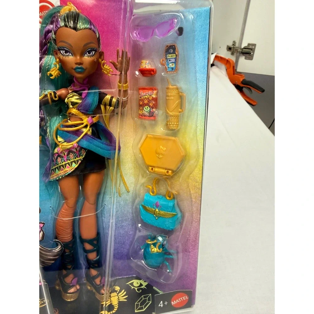Monster High Nefera DeNile Doll with Pet Scarab Lavish and Accessories NEW 12